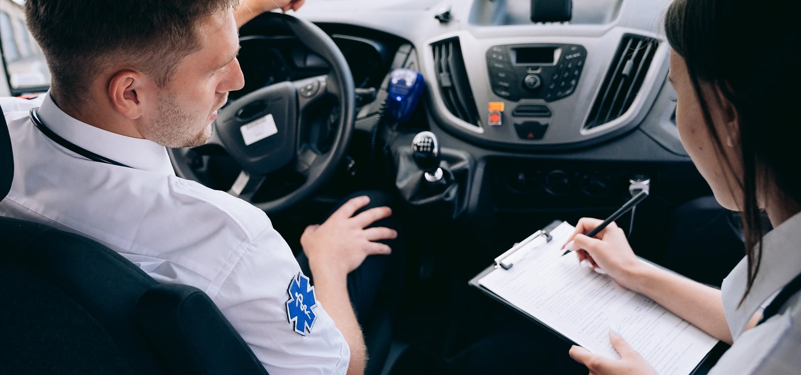 Kaksi ensihoitajaa, joista toinen voisi olla hoitotason ensihoitaja ja toinen perustason ensihoitaja.