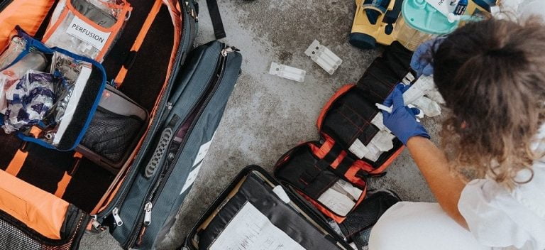 Ensihoitaja käyttämässä hoitovälineitä