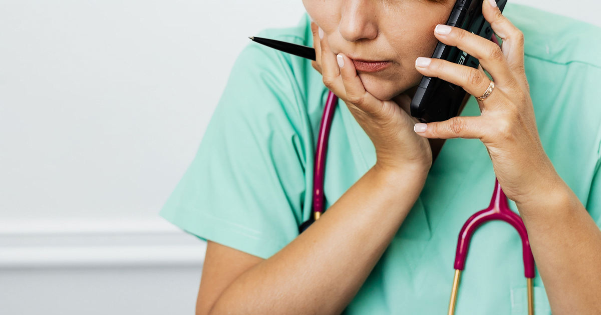 Ensihoitaja konsultoi lääkäriä